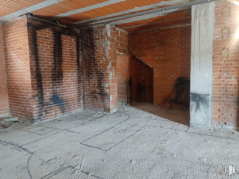 Retail for sale at Calle Cuba, 48, San Martín de la Vega, Madrid, 28330 with brick, brickwork, floor, composite material, building material, concrete, mortar, daylighting, basement and plaster around