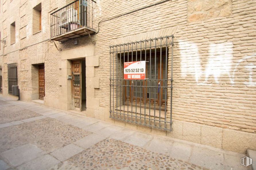 Office for sale & for rent at Casco histórico, Toledo, 45001 with window, door, wood, road surface, brick, facade, urban design, flooring, brickwork and sidewalk around