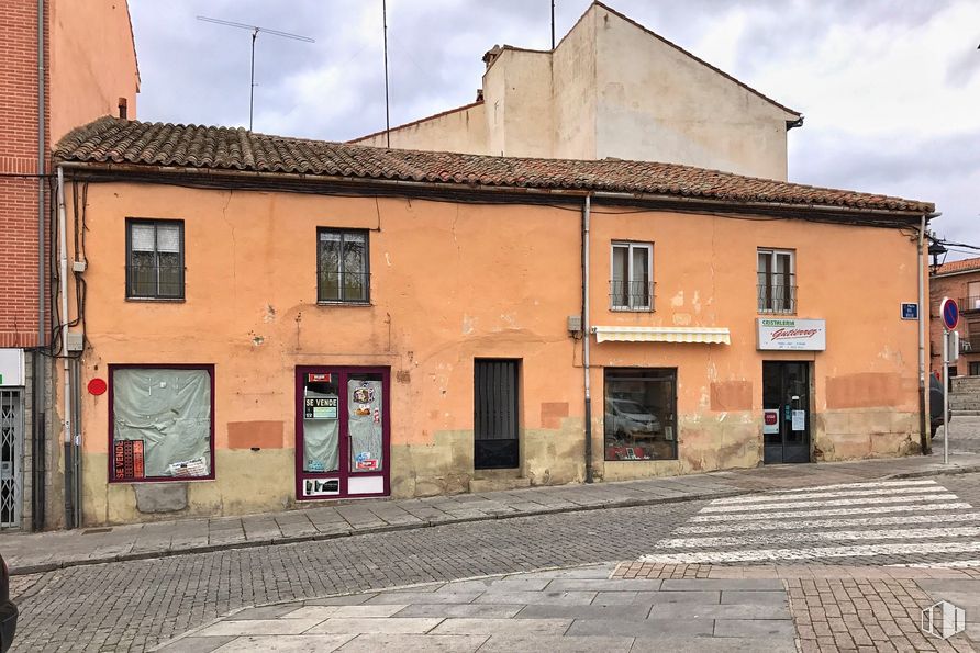 Retail for sale at Plaza Rollo, 29, Ávila, 05002 with window, building, sky, cloud, road surface, wood, house, door, architecture and neighbourhood around