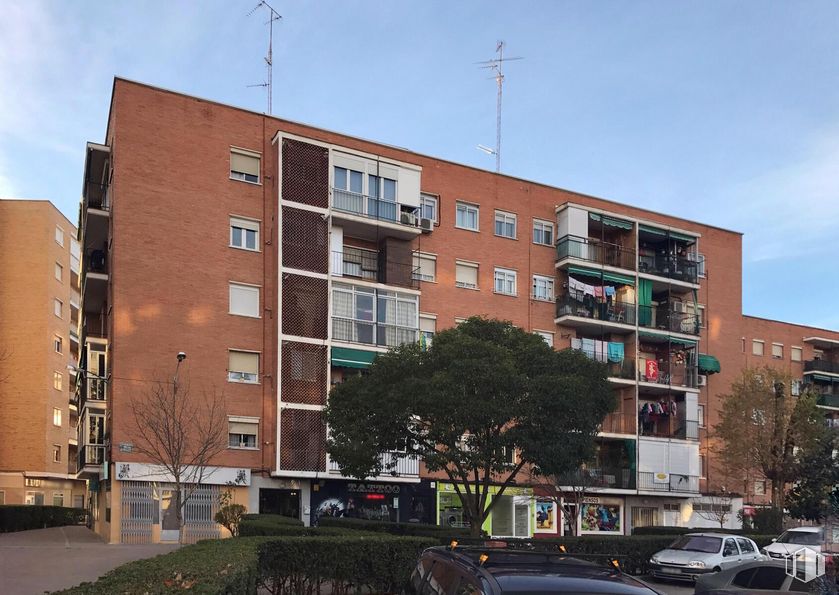 Local en alquiler en Avenida Doctor Marañon, 3, Alcalá de Henares, Madrid, 28806 con edificio, coche, cielo, ventana, nube, árbol, bloque de pisos, diseño urbano, condominio y planta alrededor