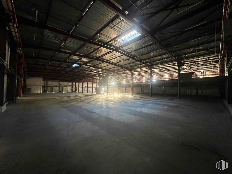 Industrial for sale & for rent at Polígono Tres Cantos, Tres Cantos, Madrid, 28760 with light fixture, floor, flooring, ceiling, lighting, warehouse, hall, metal, beam and fluorescent lamp around