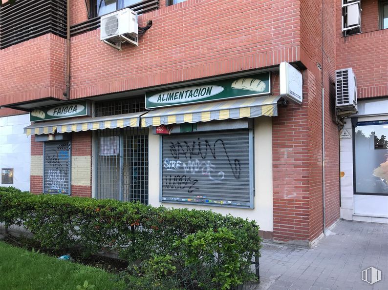 Local en alquiler en Avenida Burgos, 46, Chamartín, Madrid, 28036 con edificio, planta, ventana, albañilería, ladrillo, barrio, puerta, fachada, ciudad y madera alrededor