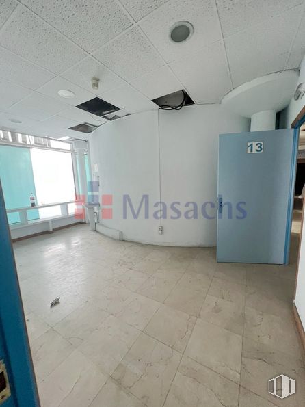 Nave en alquiler y venta en Calle Vía Complutense, Alcalá de Henares, Madrid, 28805 con edificio, interiorismo, suelo, suelos, gas, techo, espacio, fuente, vidrio y evento alrededor