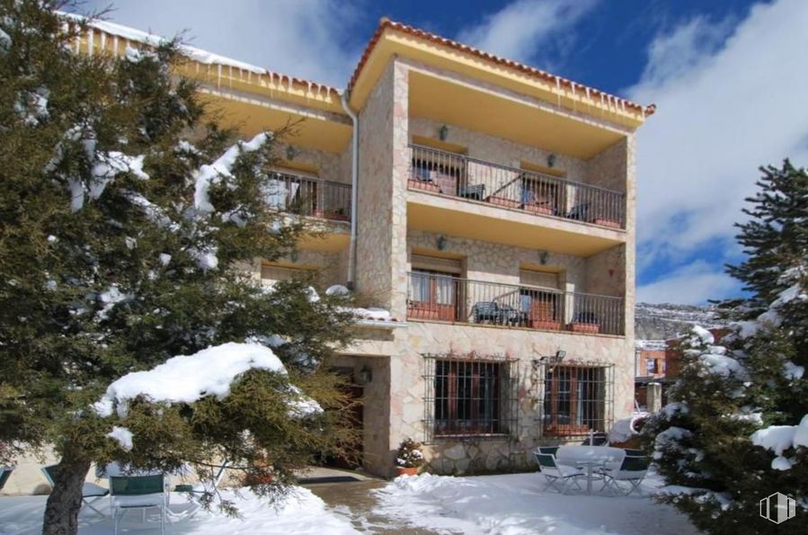 Local en venta en Vega del Codorno, Vega del Codorno, Cuenca, 16150 con casa, ventana, nube, edificio, cielo, planta, nieve, árbol, diseño urbano y congelando alrededor