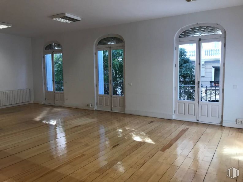 Oficina en alquiler en Zona Almagro, Chamberí, Madrid, 28010 con mediante, ventana, accesorio, madera, diseño de interiores, sombra, entrada, tinte para madera, suelo y piso alrededor