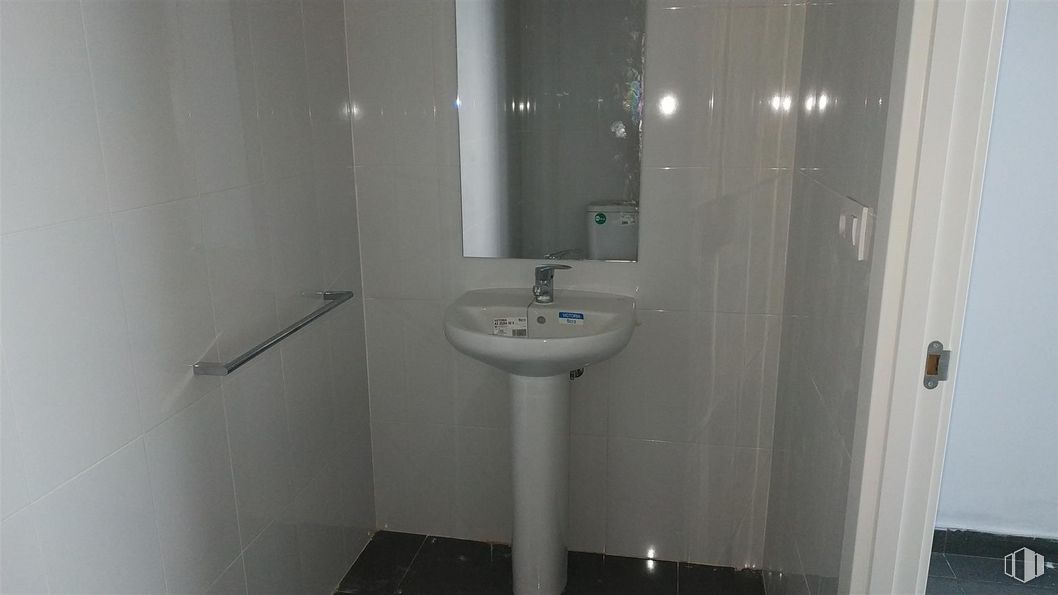 Local en alquiler en Zona centro, Mejorada del Campo, Madrid, 28840 con fregadero, grifo, lavabo, accesorios de fontanería, cuarto de baño, morado, accesorio, fluido, interiorismo y madera alrededor