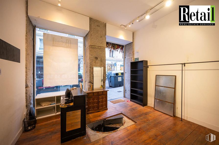 Retail for sale at Calle Augusto Figueroa, 27, Centro, Madrid, 28004 with property, wood, interior design, floor, flooring, fixture, picture frame, hardwood, houseplant and wood stain around