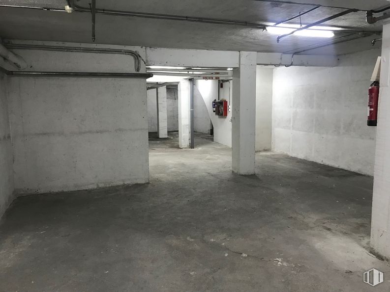 Retail for sale & for rent at Calle Canillas, Chamartín, Madrid, 28002 with grey, floor, parking, flooring, composite material, fixture, gas, road, ceiling and city around