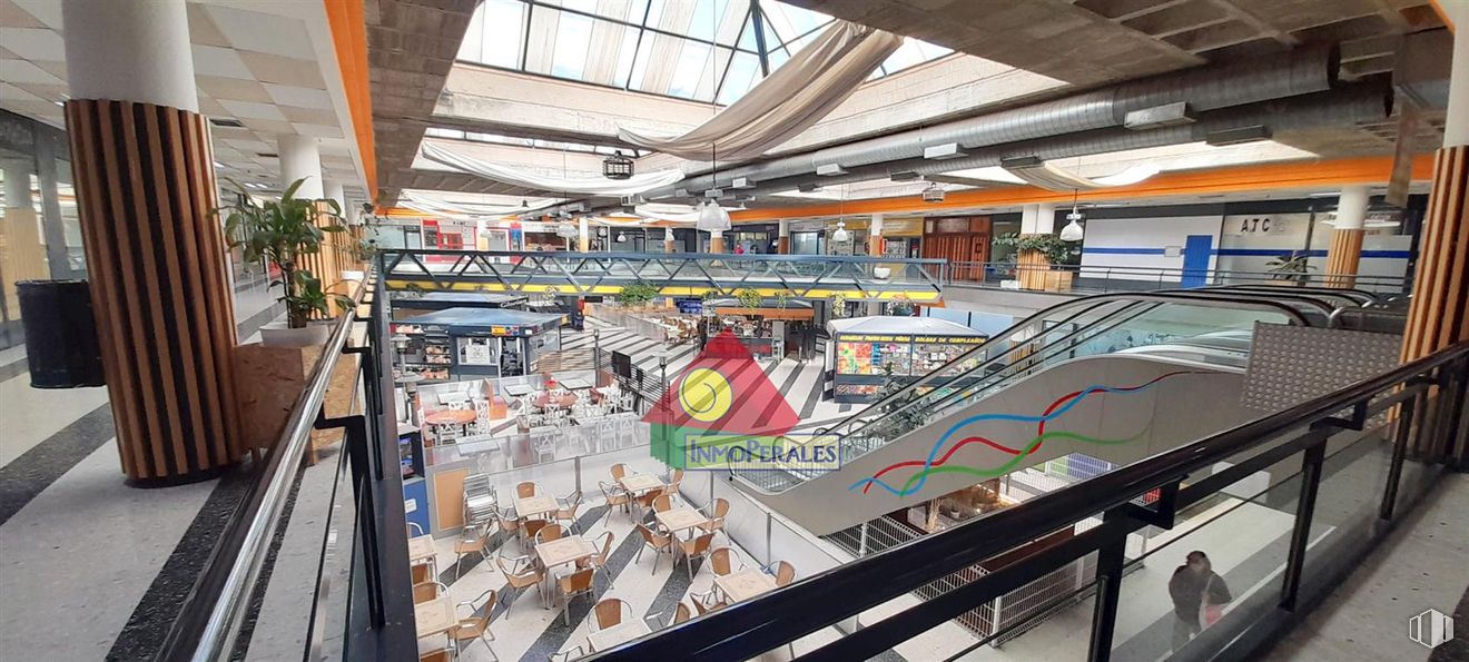 Retail for rent at C.C Perales del Carmen, Calle Groenlandia, 6, Getafe, Madrid, 28909 with person, clothing, ceiling, retail, shopping mall, commercial building, escalator, stairs, glass and customer around