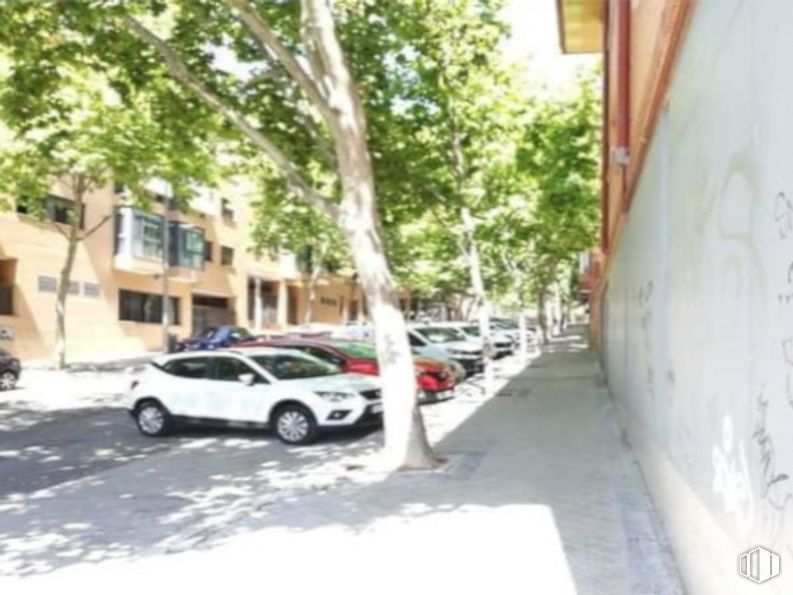 Retail for sale at Avenida Logroño, 201, Barajas, Madrid, 28042 with wheel, car, tire, vehicle, building, tree, road surface, asphalt, window and motor vehicle around