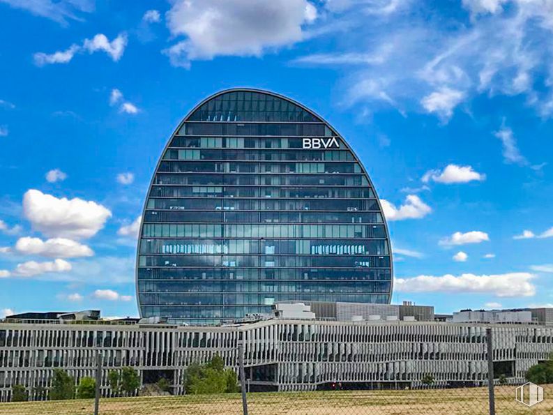 Local en venta en Edificio Auge III, Calle María Tubau, 4, Fuencarral - El Pardo, Madrid, 28050 con edificio, nube, cielo, planta, día, azul, mundo, bloque de torre, arquitectura y árbol alrededor