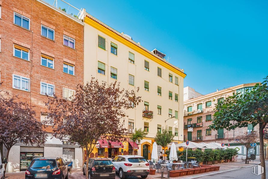 Retail for rent at Calle Hernani, 48, Tetuán, Madrid, 28020 with car, building, sky, window, plant, photograph, wheel, tire, vehicle and infrastructure around