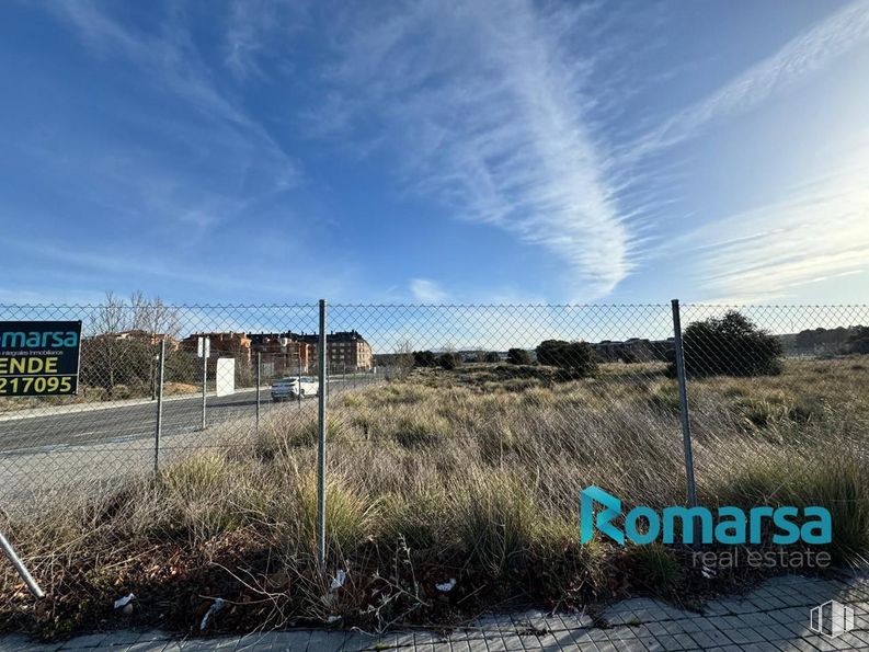 Land for sale at Avenida Juan Carlos I, Ávila, 05004 with cloud, sky, plant, ecoregion, natural landscape, land lot, grass, wire fencing, electricity and landscape around