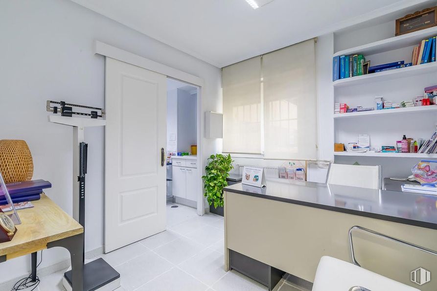 Local en alquiler en Avenida Betanzos, Fuencarral - El Pardo, Madrid, 28034 con puerta, estantería, escritorio, mueble, mesa, propiedad, edificio, ebanistería, interiorismo y estante alrededor