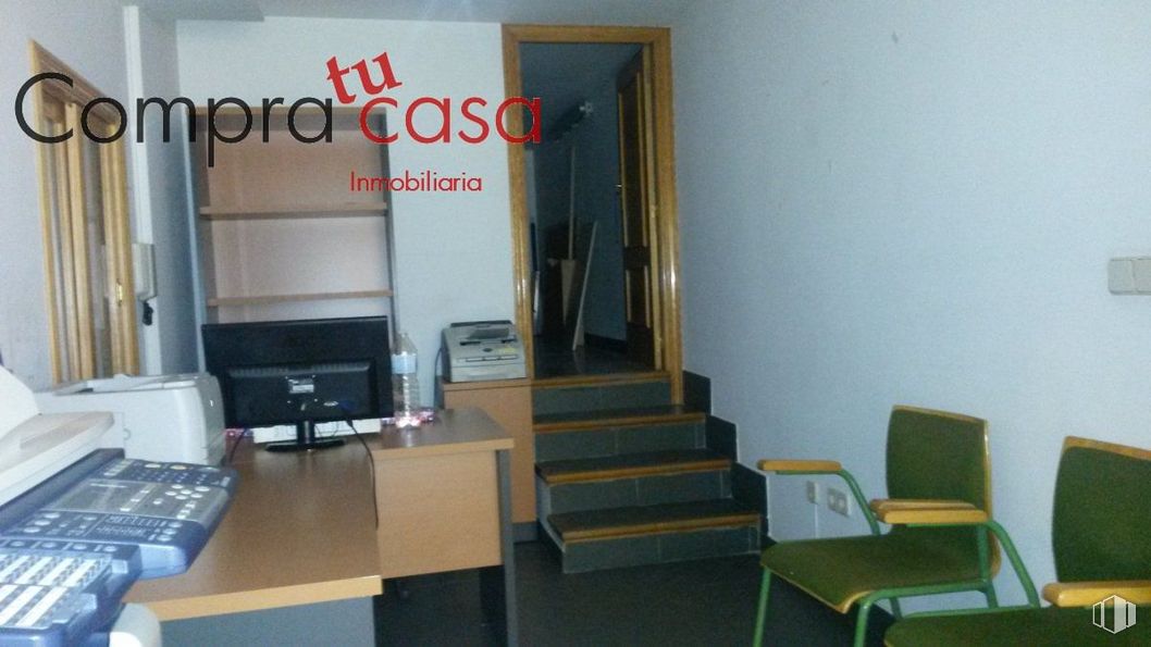 Local en venta en Zona Universidad, Segovia, 40005 con silla, teclado de computadora, espejo, mueble, mesa, edificio, diseño de interiores, escritorio para computadora, escritorio y periférico alrededor