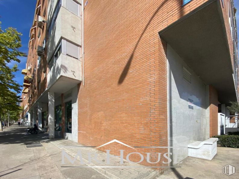 Local en alquiler y venta en Avenida Reina Sofía, Leganés, Madrid, 28919 con durante el día, edificio, planta, madera, superficie de la carretera, diseño urbano, ventana, zona residencial, ladrillo y albañilería alrededor