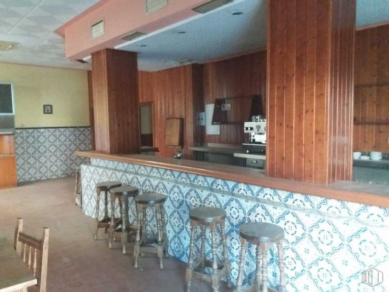 Local en venta en Calle Antonio Domingo, Talavera de la Reina, Toledo, 45600 con taburete, mueble, propiedad, ebanistería, madera, diseño de interiores, encimera, cocina, suelo y piso alrededor