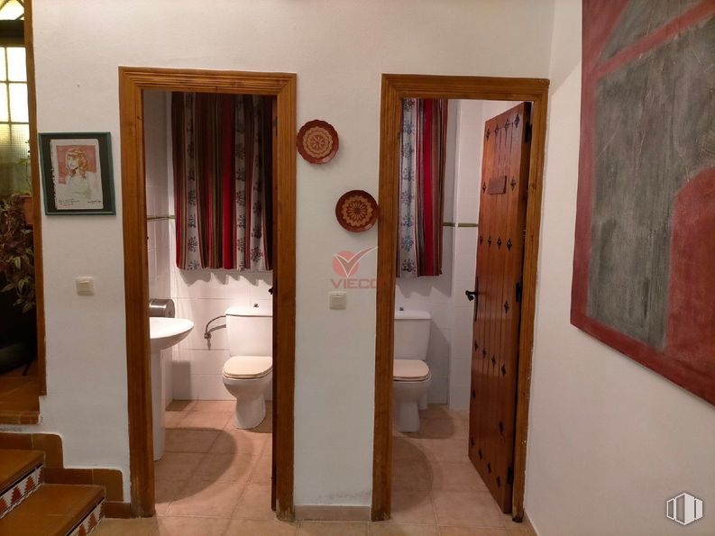 Retail for sale at Centro, Huete, Cuenca, 16540 with toilet, picture frame, door, wood, flooring, interior design, floor, room, home and plumbing fixture around