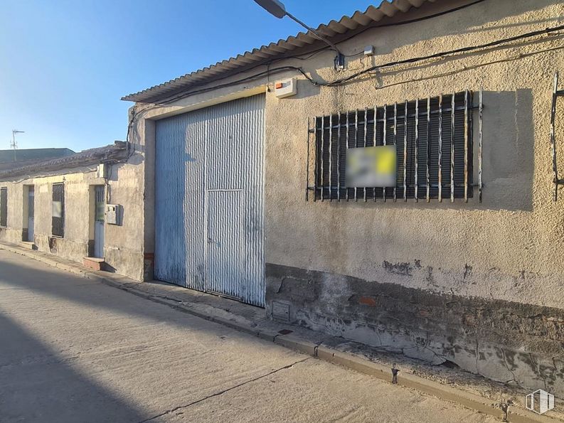 Industrial for sale at Calle Fábrica, La Mata, Toledo, 45534 with door, window, sky, building, road surface, fixture, wood, asphalt, tints and shades and facade around