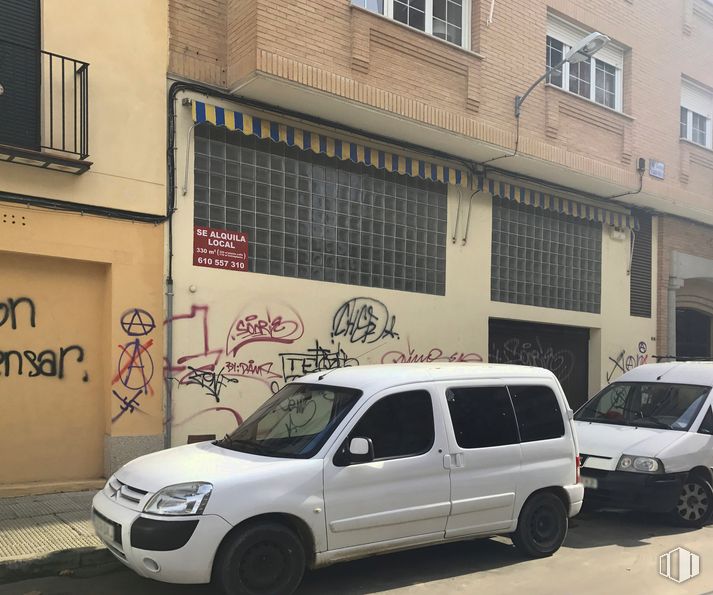 Retail for rent at Plaza Juan Herrera, 4, Talavera de la Reina, Toledo, 45600 with tire, car, window, automotive parking light, wheel, land vehicle, vehicle, motor vehicle, building and automotive tire around