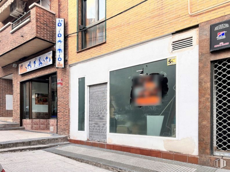 Local en venta en Casco antiguo, Majadahonda, Madrid, 28220 con ventana, edificio, accesorio, albañilería, ladrillo, fachada, fuente, acera, superficie de la carretera y ciudad alrededor