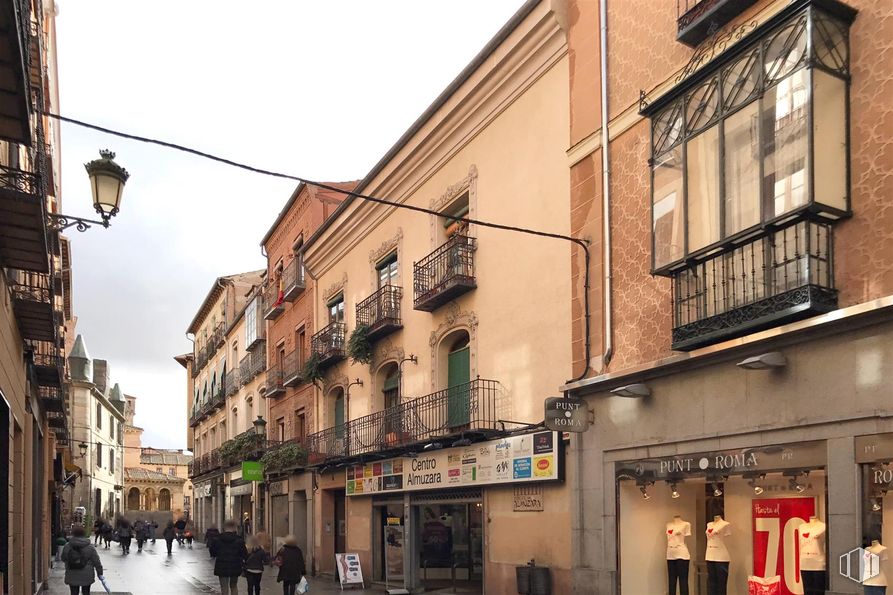 Retail for sale at Calle Juan Bravo, 6, Segovia, 40001 with light fixture, building, window, road surface, city, town, street, urban area, road and neighbourhood around