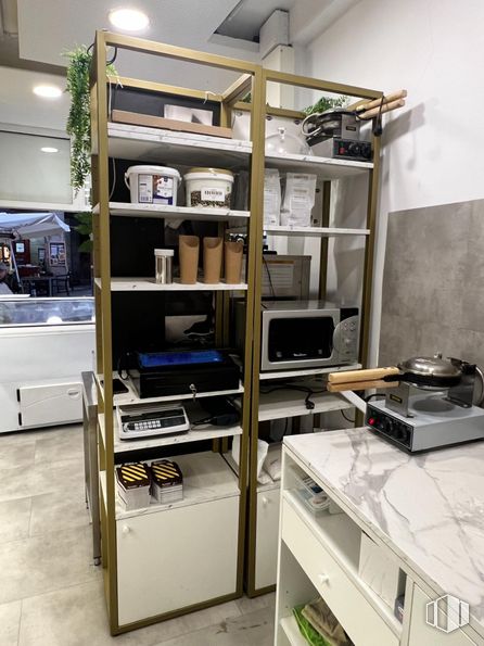 Retail for rent at Calle Toledo, Centro, Madrid, 28005 with shelving, furniture, shelf, interior design, kitchen appliance, kitchen, major appliance, home appliance, plywood and cabinetry around