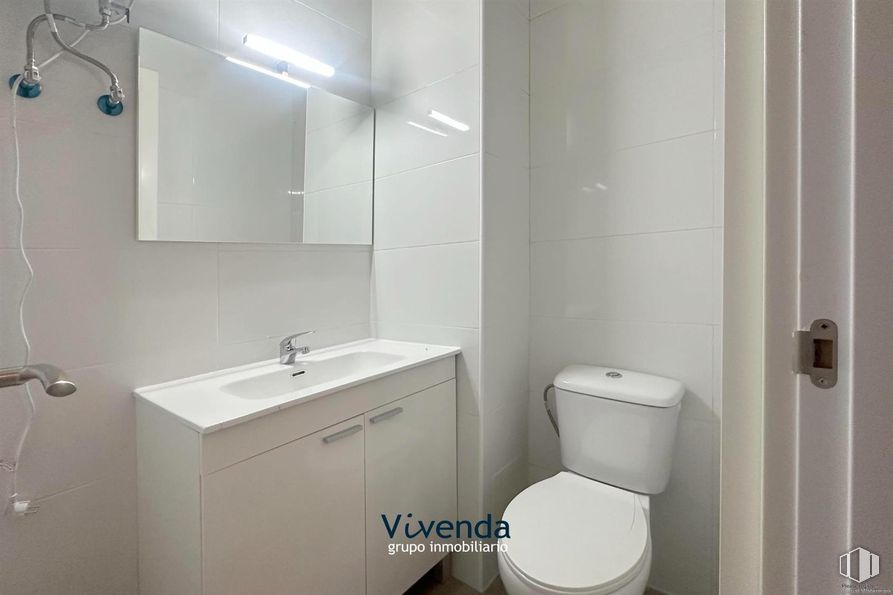 Retail for rent at Zona centro, Móstoles, Madrid, 28937 with toilet, bathroom cabinet, cabinetry, flooring, bathroom, plumbing fixture, floor, interior design, bathroom sink and sink around