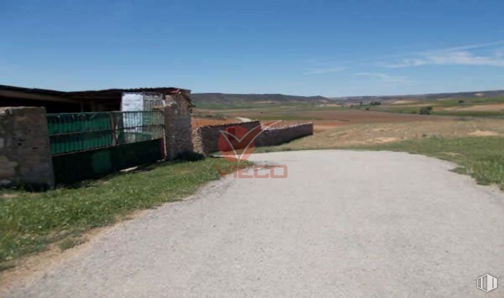 Land for sale at Casco urbano, Olmeda del Rey, Cuenca, 16216 with sky, land lot, cloud, grass, landscape, grassland, road surface, asphalt, road and prairie around