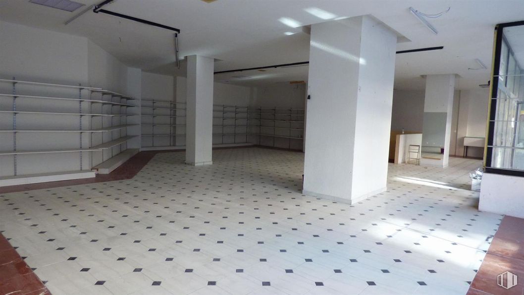 Retail for rent at Avenida América, Toledo, 45004 with fixture, tile flooring, building, interior design, floor, flooring, composite material, rectangle, material property and real estate around