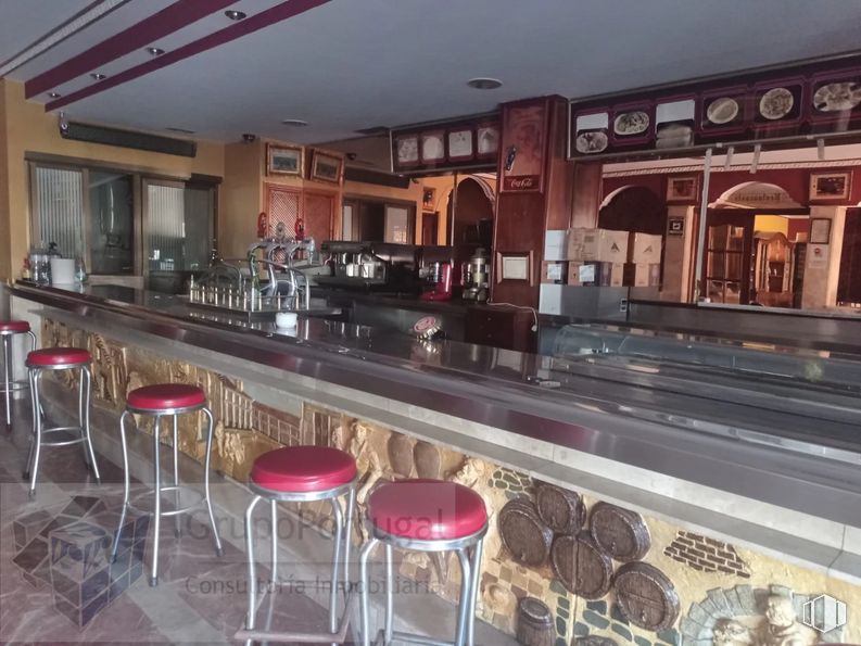 Local en venta en Zona centro, Villarejo de Salvanés, Madrid, 28590 con taburete, mueble, encimera, mesa, barware, interiorismo, silla, taburete de bar, establecimiento de bebidas y suelos alrededor