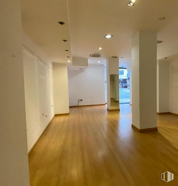 Local en alquiler y venta en Calle Fermín Caballero, Cuenca, 16004 con accesorio, edificio, pasillo, diseño de interiores, madera, suelo, piso, propiedad material, suelos laminados y madera alrededor