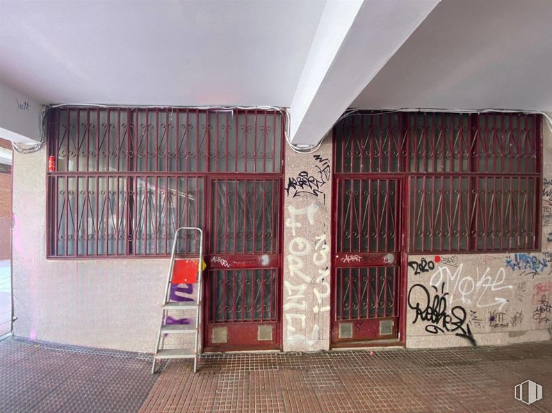 Retail for sale at Casco urbano, Alcobendas, Madrid, 28100 with ladder, building, door, fixture, wood, floor, flooring, house, real estate and composite material around