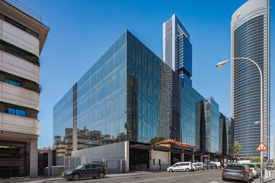 Oficina en alquiler en Paseo Castellana, 280, Chamartín, Madrid, 28046 con coche, edificio, rascacielos, cielo, día, propiedad, rueda, infraestructura, vehículo y torre alrededor