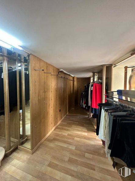 Retail for sale at Centro, Cuenca, 16001 with interior design, flooring, floor, wood, house, hall, ceiling, hardwood, fashion design and clothes hanger around