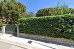 Land for sale at Calle Valleja, 17, Moralzarzal, Madrid, 28411 with plant, sky, property, land lot, vegetation, grass, hedge, road surface, woody plant and tree around