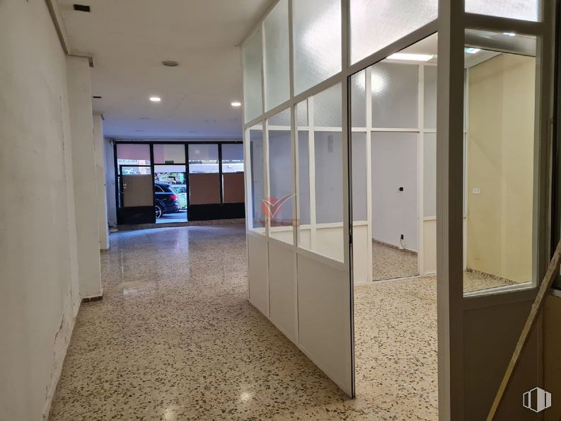 Local en alquiler en Calle Julio Larrañaga, Cuenca, 16004 con accesorio, edificio, suelo, diseño de interiores, pasillo, piso, madera, pared, silla y techo alrededor