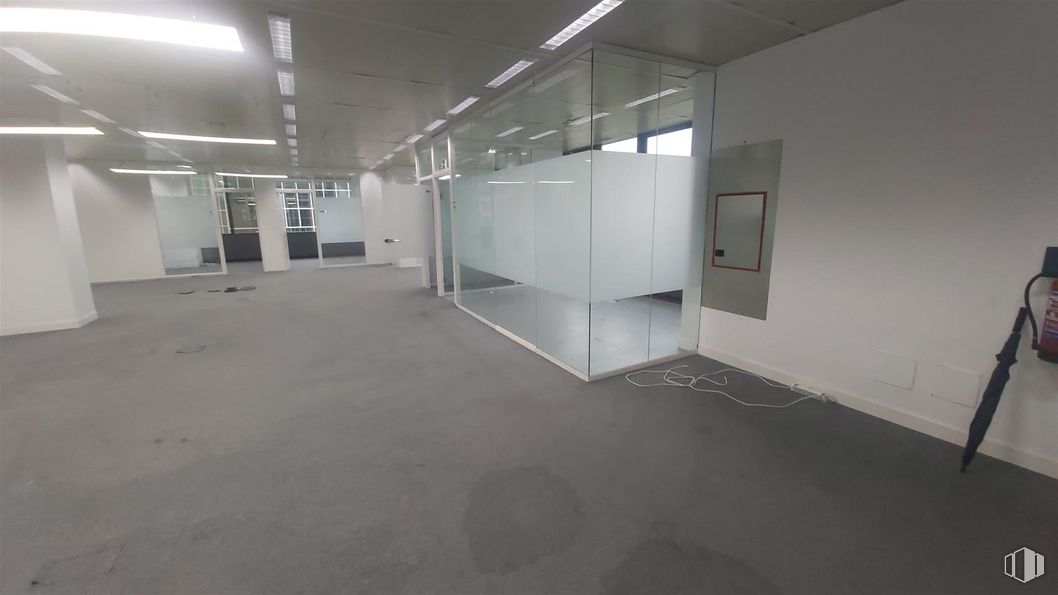 Oficina en alquiler en Avenida Partenón, Barajas, Madrid, 28042 con alumbrado, lámpara, suelos, hall, suelo, accesorio, techo, vidrio, material compuesto y espacio alrededor