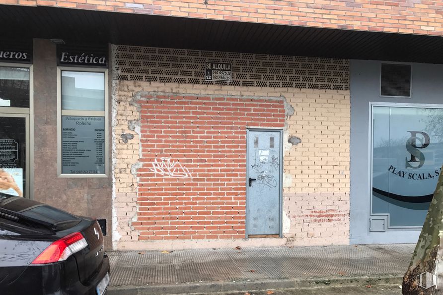 Retail for rent at Calle Ciudad de Bron, 2, Talavera de la Reina, Toledo, 45600 with door, car, automotive parking light, automotive tail & brake light, property, automotive lighting, window, vehicle, brickwork and architecture around