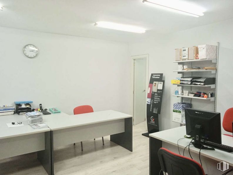 Oficina en alquiler y venta en Zona Carabanchel, Carabanchel, Madrid, 28025 con pantalla de ordenador, escritorio, silla, estantería, lámpara, mueble, mesa, escritorio del ordenador, edificio y estantería alrededor