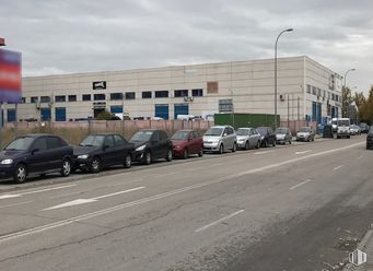 Nave en alquiler en Calle San Erasmo, Villaverde, Madrid, 28021 con coche, edificio, luz de estacionamiento, rueda, neumático, cielo, nube, vehículo, vehículo de motor y luz de la calle alrededor