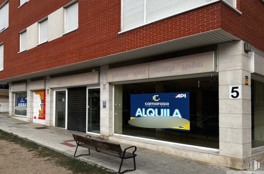 Retail for rent at Calle Agustín Rodríguez Sahagún, 5, Ávila, 05003 with bench, window, door, composite material, advertising, logo, sign and graphics around