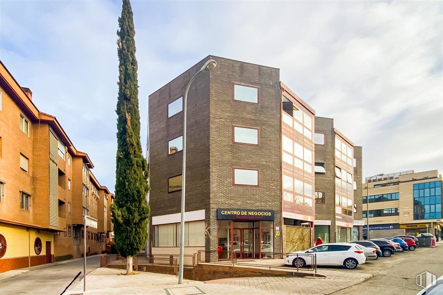 Oficina en alquiler en Calle Puerto Leones, 1, Majadahonda, Madrid, 28220 con coche, edificio, nube, cielo, propiedad, durante el día, ventana, diseño urbano, vehículo y condominio alrededor