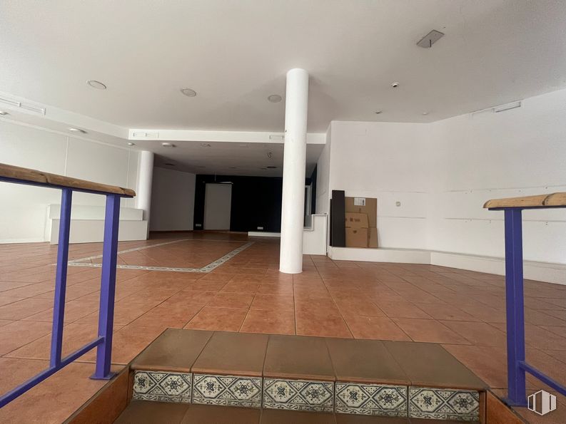 Retail for sale & for rent at Calle Mayor, Quintanar de la Orden, Toledo, 45800 with table, hall, wood, flooring, fixture, floor, hardwood, laminate flooring, glass and automotive exterior around