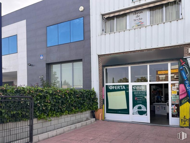 Industrial for rent at Calle Madera, Rivas-Vaciamadrid, Madrid, 28529 with window, building, plant, fixture, door, facade, real estate, gas, commercial building and house around