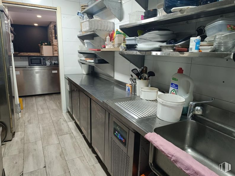 Local en alquiler en Avenida Córdoba, Usera, Madrid, 28026 con fregadero, vajilla, grifo, fregadero, propiedad, ebanistería, cocina, encimera, cocina y aparato de cocina alrededor