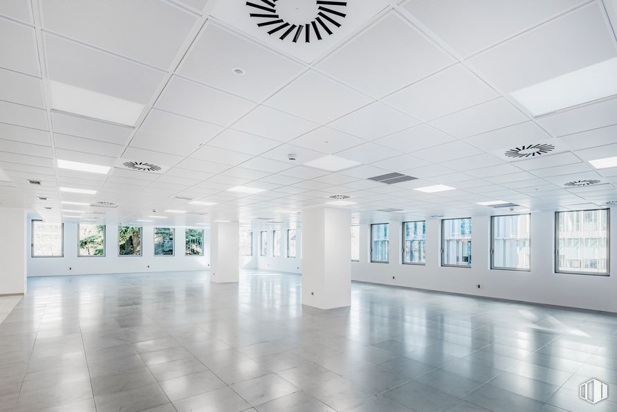 Oficina en alquiler en Paseo Castellana, 42, Salamanca, Madrid, 28046 con ventana, edificio, accesorio, piso, suelo, pasillo, techo, vidrio, espacio y evento alrededor