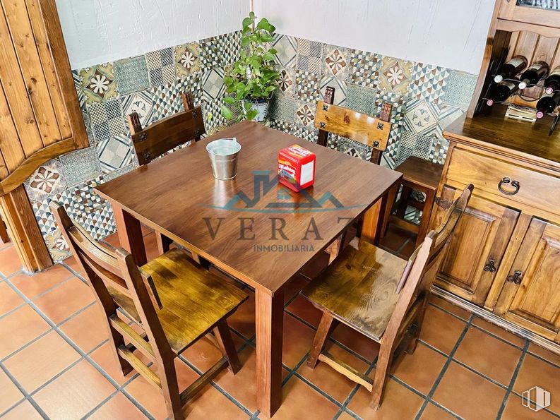 Retail for rent at Carretera Calera y Chozas, Talavera de la Reina, Toledo, 45600 with chair, kitchen & dining room table, table, cabinetry, houseplant, furniture, interior design, wood, floor and flooring around