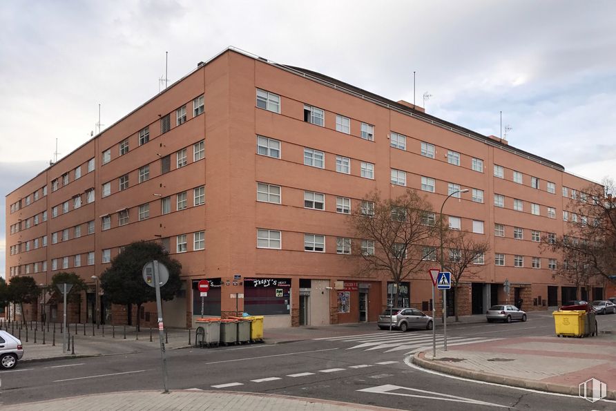 Local en venta en Calle Pergamino, 28, Vicálvaro, Madrid, 28032 con edificio, nube, coche, cielo, vehículo terrestre, rueda, ventana, vehículo, luz de la calle y diseño urbano alrededor