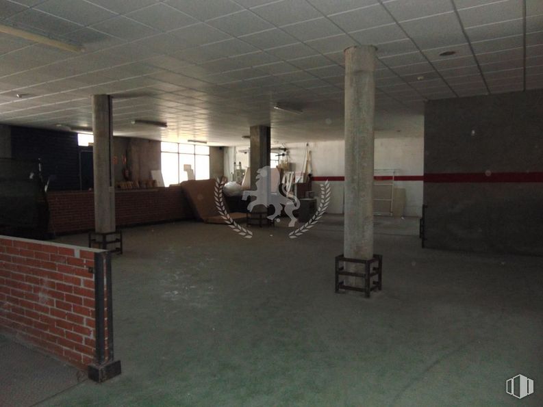 Retail for rent at Calle Río Duero, 1, Ávila, 05004 with hall, flooring, floor, fixture, gas, ceiling, building material, event, concrete and composite material around